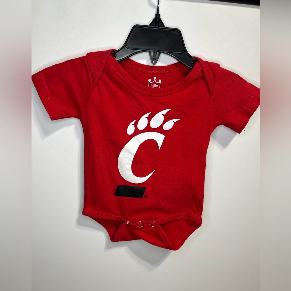 Cincinnati Bearcat UC Red Baby Onsie  with White 'C' Paw Graphic 6 mo boy girl